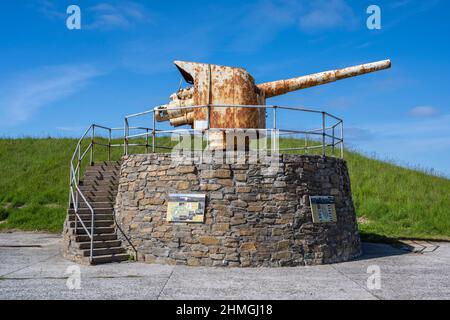 WW2 Pistole vor dem Scapa Flow Visitor Center und Museum, Lyness, Isle of Hoy, Orkney, Schottland, VEREINIGTES KÖNIGREICH Stockfoto