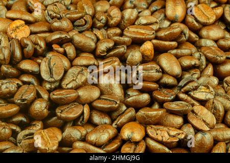 Makroaufnahme von gerösteten Kaffeebohnen. Natürliche Textur. Geröstete Kaffeebohnen Hintergrundtextur. Arabischer Rösterkaffee - Zutat eines heißen Getränks Stockfoto