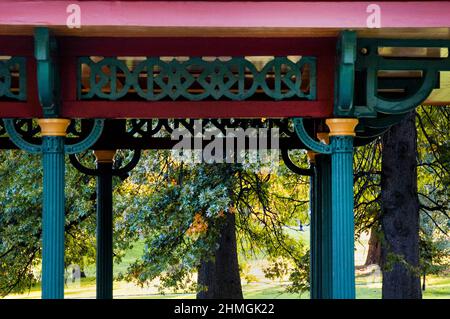 Der Chinese Station Pavilion im Druid Hill Park war Teil einer einst verspielten Schmalspurbahn, die durch den Park in Baltimore, Maryland, führte. Stockfoto