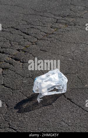 Plastikbeutel Abfall auf Asphalt Stockfoto