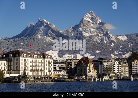 Brunnen, Schweiz - Januar 11 2022: Uferbezirk der Stadt Brunnen im Kanton Schwytz, der am Vierwaldstättersee und unter dem dramatischen liegt Stockfoto