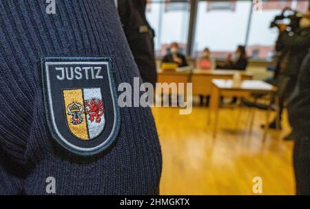 Pasewalk, Deutschland. 10th. Februar 2022. Blick auf den Gerichtssaal im Pasewalk District Court. Das Bezirksgericht Pasewalk (Vorpommern-Greifswald) wird am Donnerstag erstmals mit zwei mutmaßlichen Schmugglern verhandeln, die Migranten aus Weißrussland nach Deutschland gebracht haben. Die 38-jährige Frau und der 39-jährige Mann werden von der Staatsanwaltschaft beschuldigt, durch illegalen Schmuggel von Ausländern gegen das Aufenthaltsgesetz verstoßen zu haben. Die beiden polnischen Verdächtigen waren am 18. August 2021 in der Nähe von Löcknitz verhaftet worden. Quelle: Stefan Sauer/dpa/Alamy Live News Stockfoto