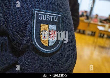 Pasewalk, Deutschland. 10th. Februar 2022. Blick auf den Gerichtssaal im Pasewalk District Court. Das Bezirksgericht Pasewalk (Vorpommern-Greifswald) wird am Donnerstag erstmals mit zwei mutmaßlichen Schmugglern verhandeln, die Migranten aus Weißrussland nach Deutschland gebracht haben. Die 38-jährige Frau und der 39-jährige Mann werden von der Staatsanwaltschaft beschuldigt, durch illegalen Schmuggel von Ausländern gegen das Aufenthaltsgesetz verstoßen zu haben. Die beiden polnischen Verdächtigen waren am 18. August 2021 in der Nähe von Löcknitz verhaftet worden. Quelle: Stefan Sauer/dpa/Alamy Live News Stockfoto