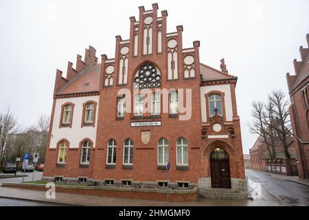 Pasewalk, Deutschland. 10th. Februar 2022. Der Schriftzug „Amtsgericht“ befindet sich auf dem Gebäude des Amtsgerichts in Pasewalk. Das Amtsgericht Pasewalk (Vorpommern-Greifswald) wird am Donnerstag erstmals mit zwei mutmaßlichen Schmugglern verhandeln, die Migranten aus Weißrussland nach Deutschland gebracht haben. Die 38-jährige Frau und der 39-jährige Mann werden von der Staatsanwaltschaft beschuldigt, durch illegalen Schmuggel von Ausländern gegen das Aufenthaltsgesetz verstoßen zu haben. Die beiden polnischen Verdächtigen waren am 18. August 2021 in der Nähe von Löcknitz verhaftet worden. Quelle: Stefan Sauer/dpa/Alamy Live News Stockfoto