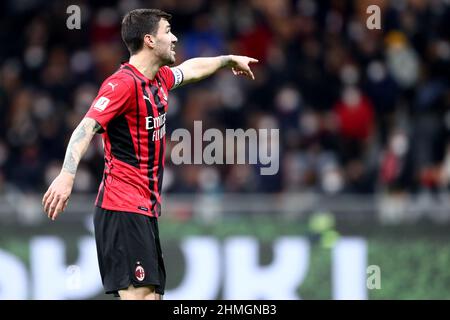 Mailand, Italien. 09th. Februar 2022. Alessio Romagnoli vom AC Mailand zeigt sich während des Coppa Italia-Spiels zwischen dem AC Mailand und der SS Lazio im Stadio Giuseppe Meazza am 9. Februar 2022 in Mailand, Italien. Quelle: Marco Canoniero/Alamy Live News Stockfoto