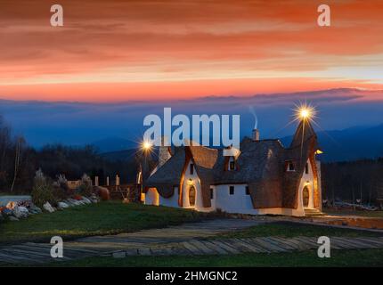 Transylvania ist nicht nur die Heimat eines Vampir-Hotels, sondern auch des Valley of the Fairies. Das Hotel liegt in einem Dorf Porumbacu de Sus, Rumänien, Clay Castle Stockfoto