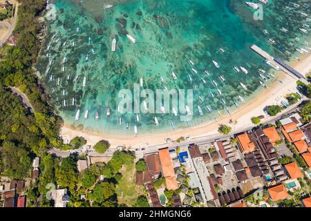 Dramatische Luftaufnahme des Dorfes Padang Bai und des Hafens im Osten von Bali in Indonesien Stockfoto