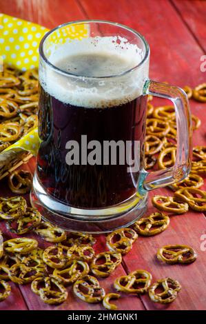 Pint dunkles Bier und salzige Snacks Stockfoto