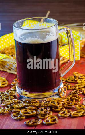 Pint dunkles Bier und salzige Snacks Stockfoto