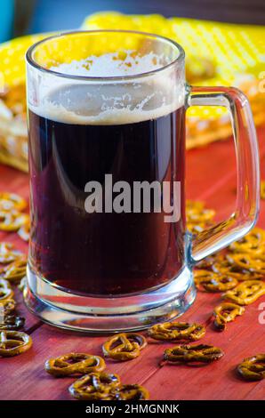 Pint dunkles Bier und salzige Snacks Stockfoto