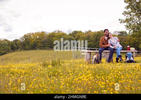 Pärchen Auf Einem Spaziergang Auf Dem Land Sitzen Auf Der Bank Und Genießen Gemeinsam Ein Picknick Stockfoto