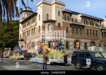 Malaga, Spanien - 6. Januar 2021: Allegorische Schwimmer vor der Universität Málaga auf Spanien Stockfoto