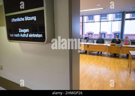 Pasewalk, Deutschland. 10th. Februar 2022. Blick auf den Gerichtssaal im Bezirksgericht Pasewalk, wo auch die Angeklagten sitzen. Das Amtsgericht Pasewalk (Vorpommern-Greifswald) befasst sich am Donnerstag erstmals mit zwei mutmaßlichen Schmugglern, die Migranten aus Weißrussland nach Deutschland gebracht haben. Die 38-jährige Frau und der 39-jährige Mann werden von der Staatsanwaltschaft beschuldigt, durch illegalen Schmuggel von Ausländern gegen das Aufenthaltsgesetz verstoßen zu haben. Die beiden polnischen Verdächtigen waren am 18. August 2021 in der Nähe von Löcknitz verhaftet worden. Quelle: Stefan Sauer/dpa - ACHTUNG: Person(en) wurden pixeliert fo/dpa/Alamy Live News Stockfoto