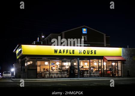 Augusta, GA USA - 12 22 20: Waffle House Restaurant am Abend Menschen in der Belair Road Stockfoto