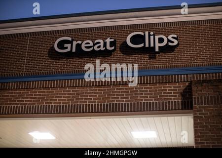 Augusta, GA USA - 12 22 20: Tolle Clips Friseursalon Gebäude Schild in der Nacht Belair Straße Stockfoto