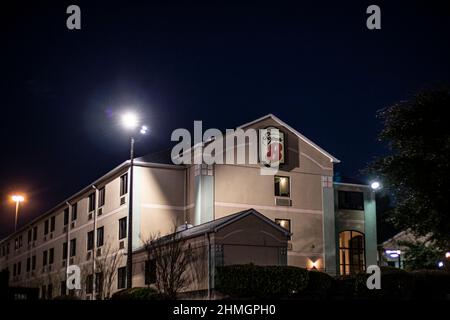 Augusta, GA USA - 12 22 20: Super 8 Motel in der Nacht auf der Belair Road Stockfoto