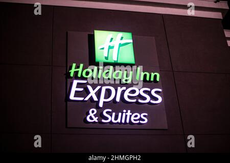 Augusta, GA USA - 12 22 20: Holiday Inn Express-Schild an der Night Belair Road Stockfoto