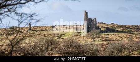 Ein Panoramabild des verlassenen historischen Maschinenhauses der Craddock Moor Mine auf dem Craddock Moor am Bodmin Moor in Cornwall, Großbritannien. Stockfoto