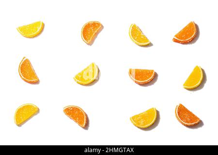 Zitronen- und Orangenmarmelade isoliert auf weißem Hintergrund. Gelee-Bonbons in Form von Scheiben. Traditionelles süßes Dessert, trendiges hartes Licht, dunkler shado Stockfoto