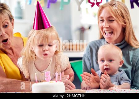 Großmutter Mit Mutter Und Enkelkindern Feiert Mit Der Fünften Geburtstagsparty Zu Hause Stockfoto