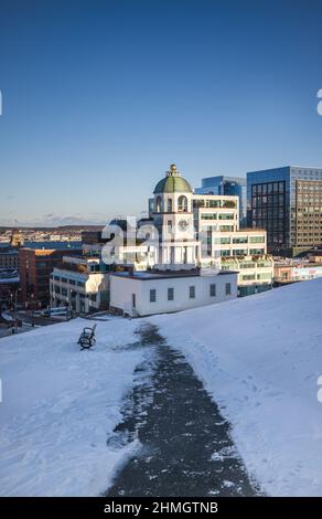 120 Jahre alte Stadtuhr und die Innenstadt von Halifax vom Citadel Hill aus gesehen im Winter mit Blick auf die prominenten Unternehmen, Halifax, NS, Kanada Stockfoto