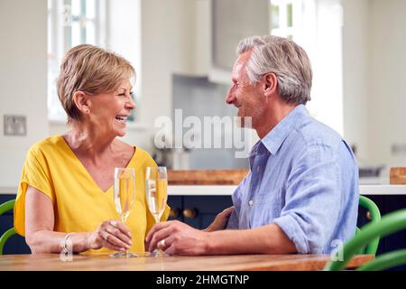 Rentnerpaar Feiert Mit Einem Glas Champagner Zu Hause Am Date Night Together Stockfoto
