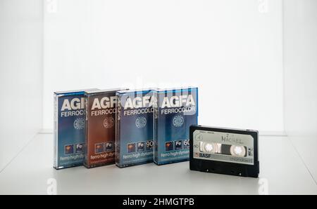 Brüssel, Belgien - 14. Jul 2020: Vorderansicht der Agfa Ferrocolor Kompaktkassette neben der BASF Chromdioxid II Vintage-Musikaufnahme Stockfoto