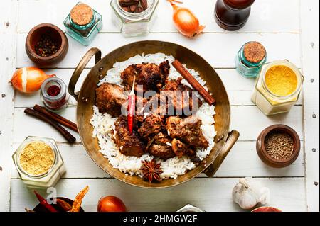 Essig mariniertes Schweinefleisch, geschmort in indischen Gewürzen, Vindaloo. Stockfoto