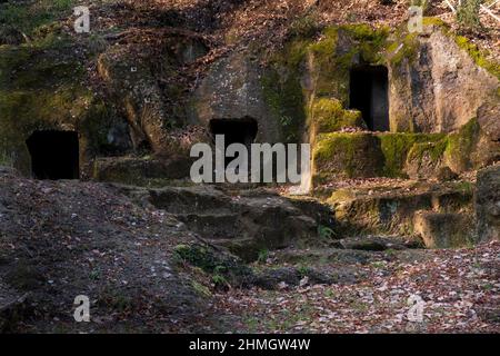 Etruskische Kammergräber in den Felsen in Calcata bei Rom - Italien geschnitzt Stockfoto
