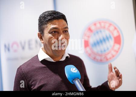 München, Deutschland. 10th. Februar 2022. Giovane Elber, die Legende des FC Bayern, gibt bei der Eröffnung der "Noventi-FC Bayern Apotheke" in den Stachus Passagen ein Interview. Der FC Bayern München und das Gesundheitsunternehmen Noventi gehen eine Gesundheitspartnerschaft ein. Quelle: Matthias Balk/dpa/Alamy Live News Stockfoto