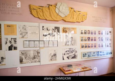 Ausstellungen und Ausstellungen zur sowjetischen, sowjetischen und russischen medizinischen Versorgung. Mit einem großen Fries-Symbol. Im Gesundheitsmuseum in Taschkent, Usbekistan. Stockfoto