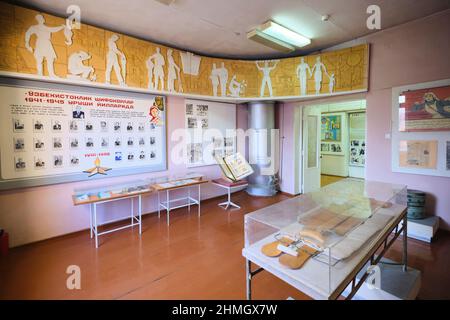 Ausstellungen und Ausstellungen zur sowjetischen, sowjetischen und russischen medizinischen Versorgung. Mit einem großen Fries, auf dem verschiedene Arbeiter und Berufe abgebildet sind. Im Museum von Healt Stockfoto