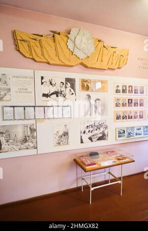 Ausstellungen und Ausstellungen zur sowjetischen, sowjetischen und russischen medizinischen Versorgung. Mit einem großen Fries-Symbol. Im Gesundheitsmuseum in Taschkent, Usbekistan. Stockfoto