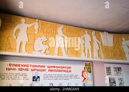 Ausstellungen und Ausstellungen zur sowjetischen, sowjetischen und russischen medizinischen Versorgung. Mit einem großen Fries, auf dem verschiedene Arbeiter und Berufe abgebildet sind. Im Museum von Healt Stockfoto