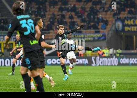 Mailand, Italien. 08th, Februar 2022. Nicolo Barella (23) von Inter beim Coppa Italia-Spiel zwischen Inter und Roma bei Giuseppe Meazza in Mailand. (Bildnachweis: Gonzales Photo - Tommaso Fimiano). Stockfoto