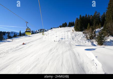 Leere riesige Skipiste im Großarl Tal - Ski Amade an einem schönen sonnigen Tag. Schöne Aussicht auf leere Pisten und Seilbahnen in österreichischen Skigebieten. Stockfoto