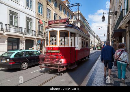 Lissabon, Portugal - Juni 02 2018: Seilbahn in den Straßen der Altstadt von Lissabon. Stockfoto