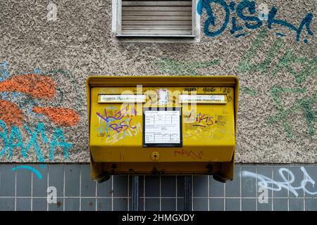 Altes Briefkasten mit Handschrift ohne Sinn, Berlin, Deutschland Stockfoto