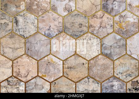 Alte, verblasste und rissige Wandcollage mit goldenen Rahmen. Beton, Zement und goldene Wandmuster. Symmetrischer und sechseckiger abstrakter strukturierter Hintergrund. Stockfoto