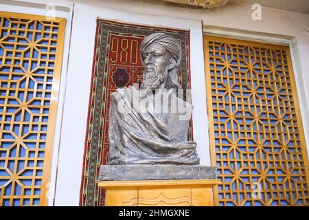 Eine Büste, Statue, Skulptur des muslimischen Vaters der modernen Medizin, Abu Ali Sina, Avicenna. Im Gesundheitsmuseum in Taschkent, Usbekistan. Stockfoto