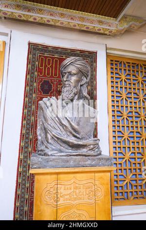 Eine Büste, Statue, Skulptur des muslimischen Vaters der modernen Medizin, Abu Ali Sina, Avicenna. Im Gesundheitsmuseum in Taschkent, Usbekistan. Stockfoto