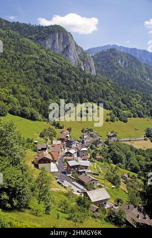 Das Dorf La Forclaz in den französischen Alpen Stockfoto