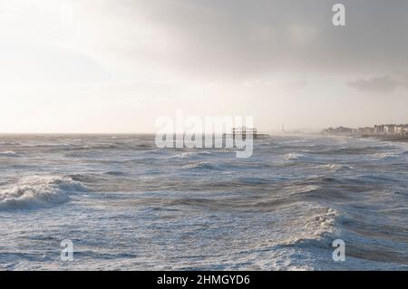 Blick nach Westen vom Brighton Palace Pier auf die Überreste des Feuer beschädigt West Pier, Brighton und Hove, East Sussex, Großbritannien Stockfoto