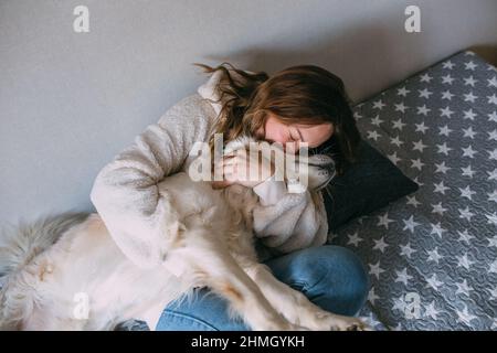 Porträt einer Frau und ihres Lebensstils labrador Retriever zu Hause Stockfoto