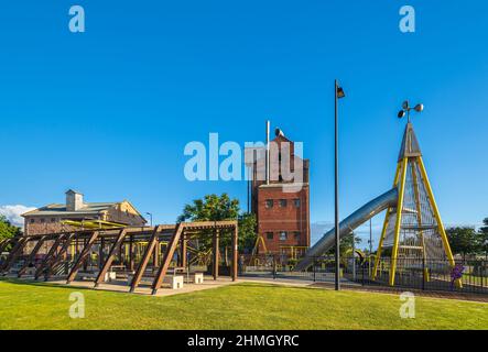 Port Adelaide, South Australia - 9. November 2019: Hi-Tech-Spielplatz in der Hart's Mill von der Esplanade aus gesehen, die Teil von zwei Millionen Do war Stockfoto