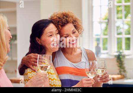 Gruppe Von Älteren Weiblichen Freunden Auf Sommerferientreffen Für Getränke In Ferienappartement Stockfoto