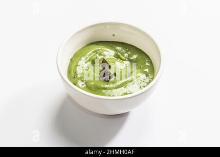 Kelppüree isoliert auf weißem Hintergrund. Gesundes Superfood aus ozeanischen Algen. Zutat für Smoothies, Suppen, Saucen und Dips. Flaches Lay, Mockup, Stockfoto