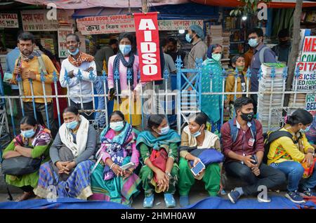 7. Februar 2022, Kalkutta, Westbengalen, Indien: Wächter und Mitglieder der AIDSO protestieren auf einer Straße in Kalkutta gegen das "Paray Shikshalay"-Programm, das das Covid-Protokoll mit Gesichtsmasken aufrechterhält. (Bild: © Suraranjan Nandi/Pacific Press via ZUMA Press Wire) Stockfoto