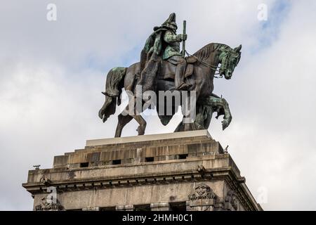 1. November 2021 - Koblenz, Deutschland: Die Äquatorialstatue von Kaiser Wilhelm I. am Deutschen Eck, wo Rhein und Mosel aufeinandertreffen. Diese Statue ist ein wichtiges Symbol der Vereinigung Deutschlands Stockfoto