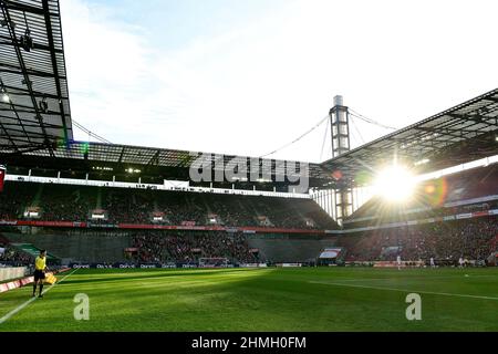 Bundesliga, Rhein Energie Stadion Köln: 1. FC Köln gegen SC Freiburg; die Sonne scheint ins Stadion Stockfoto